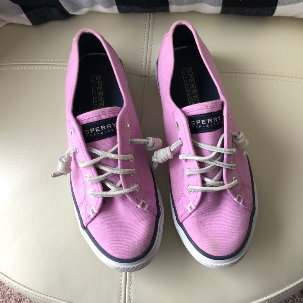 Lilac colored Sperry shoes. Perfect for spring 💜